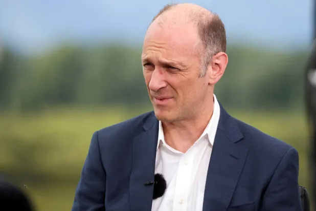 رئيس «فيدرالي شيكاغو»: خفض الفائدة قد يُرجأ حتى 2027