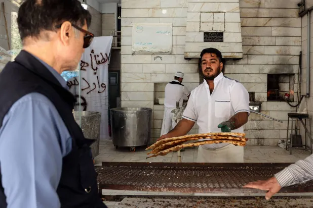 «الصليب الأحمر» يعلن إدخال أول شحنة مساعدات لإيران منذ بدء الحرب
