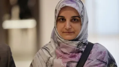 طالبة إيرانية تصل إلى طهران بعد إطلاق سراحها في فرنسا