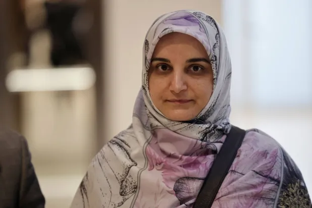 طالبة إيرانية تصل إلى طهران بعد إطلاق سراحها في فرنسا