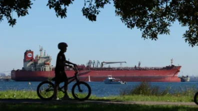 النفط يتراجع لليوم الثاني وسط توقعات باستئناف المحادثات الأميركية الإيرانية