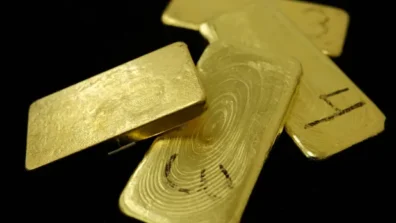 الذهب يتراجع من أعلى مستوى له في شهر مع ارتفاع الدولار