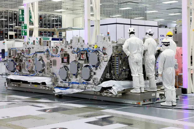 «إيه إس إم إل» الهولندية ترفع توقعات مبيعاتها لـ2026 إلى 40 مليار يورو