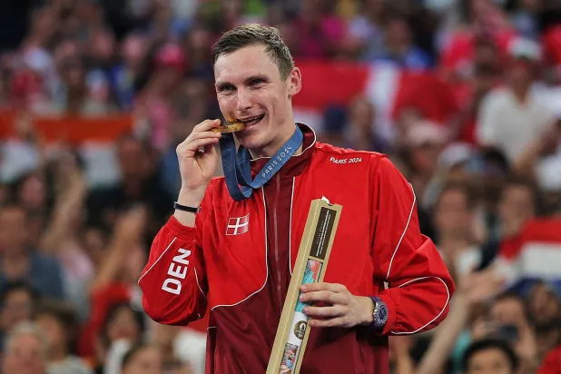 بطل «الريشة الطائرة» الأولمبي أكسلسن يعلن اعتزاله