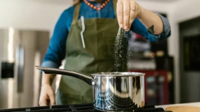 الملح الأخضر أم العادي… أيهما الأفضل لضبط ضغط الدم؟