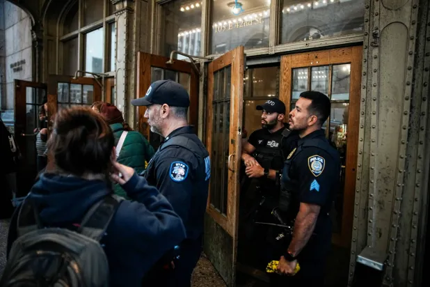 فيديو لشرطيَين أميركيَين يضربان رجلا أسود في بروكلين يثير غضباً واسعاً