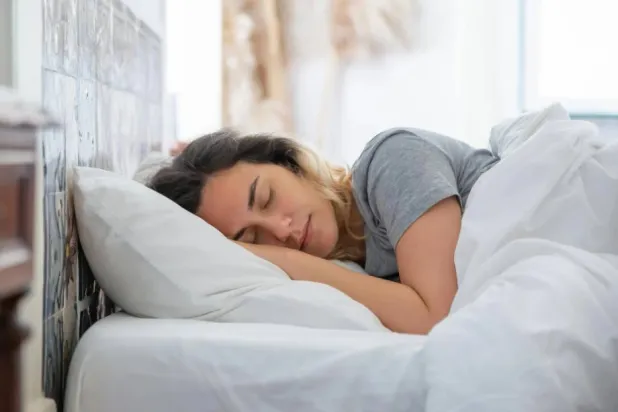 دراسة: النوم من دون وسادة قد يحمل فوائد صحية غير متوقعة