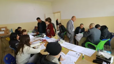 سوريون أكراد يتدفقون إلى مراكز حكومية طلباً لجنسية حرموا منها لعقود