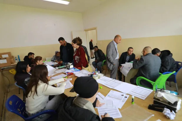 سوريون أكراد يتدفقون إلى مراكز حكومية طلباً لجنسية حرموا منها لعقود