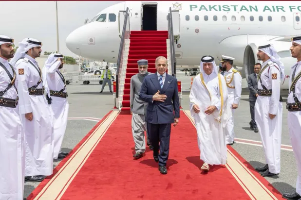 أمير قطر ورئيس الوزراء الباكستاني يبحثان التطورات الإقليمية والدولية