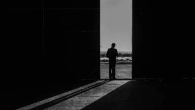 شاشة الناقد- من الانقلاب إلى الطوفان: 3 أفلام بين السياسة والكارثة