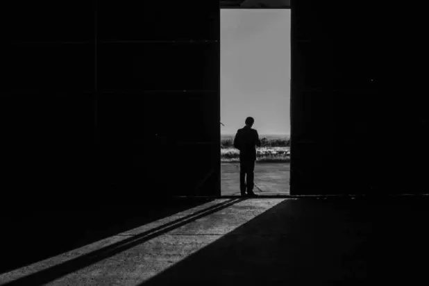 شاشة الناقد- من الانقلاب إلى الطوفان: 3 أفلام بين السياسة والكارثة