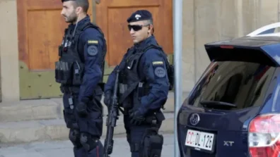 مسلحون احتجزوا رهائن ساعتين داخل مصرف في نابولي قبل أن يلوذوا بالفرار