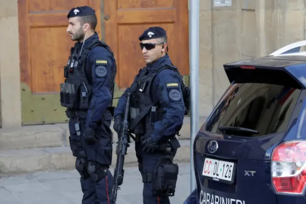 مسلحون احتجزوا رهائن ساعتين داخل مصرف في نابولي قبل أن يلوذوا بالفرار