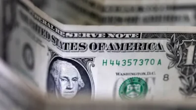 الدولار يتخلى عن مكاسبه للأسبوع الثاني مع تنامي زخم التهدئة