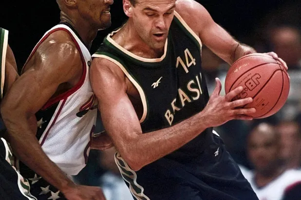 وفاة أسطورة كرة السلة البرازيلية أوسكار شميدت عن 68 عاماً