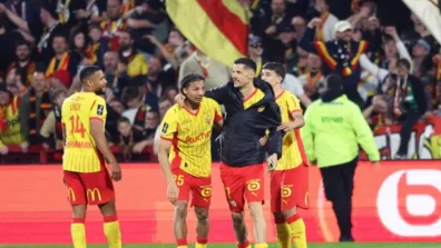 «لنس» يقلب الطاولة على «تولوز» ويقترب من «سان جيرمان»