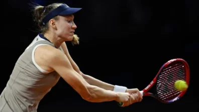 شتوتغارت: ريباكينا تتأهل بصعوبة إلى نصف النهائي