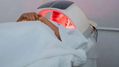 أحدث صيحات الجمال وإطالة العمر… العلاج بالضوء الأحمر «حقيقة»