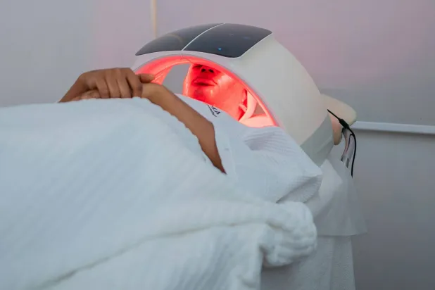 أحدث صيحات الجمال وإطالة العمر… العلاج بالضوء الأحمر «حقيقة»
