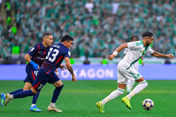 هل بات الأهلي الواجهة المشرفة الوحيدة للكرة السعودية «قارياً»؟