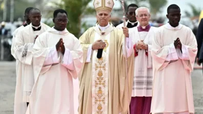 بابا الفاتيكان يدعو إلى «إسكات الأسلحة» ويشيد بوقف النار في لبنان