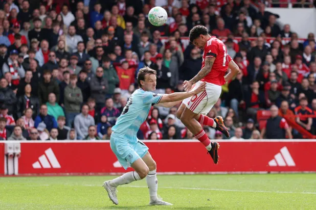 نوتنغهام ينعش آماله في البقاء برباعية في بيرنلي بالدوري الإنجليزي