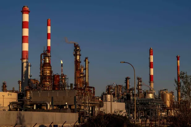 النفط يرتفع 5 % مع تجدد التوتر بين الولايات المتحدة وإيران