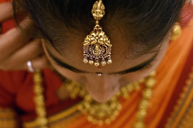 الذهب يتراجع مع صعود الدولار ومخاوف التضخم وسط اضطرابات «هرمز»