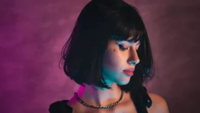 «غُرّة الانفصال»… لماذا تقصّ المرأة شَعرها بعد انكسار قلبها؟