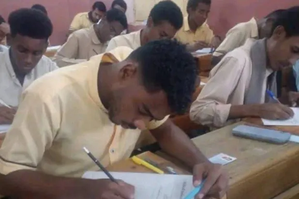 بعد ضبطه بحالة غش… طالب يحاول قتل معلم ومدير مركز امتحانات في السودان