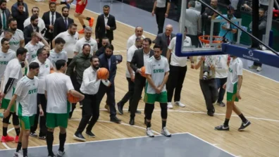 أمام حشد جماهيري… الشرع يستعرض مهاراته في كرة السلة (فيديو)