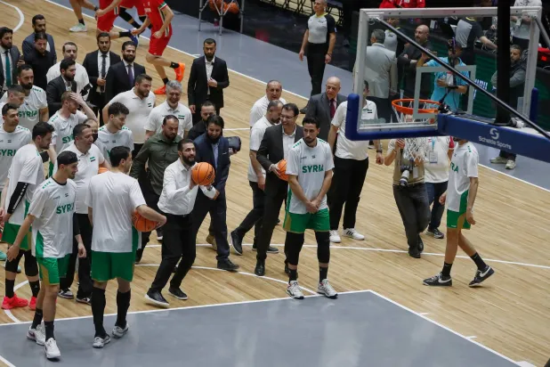 أمام حشد جماهيري… الشرع يستعرض مهاراته في كرة السلة (فيديو)