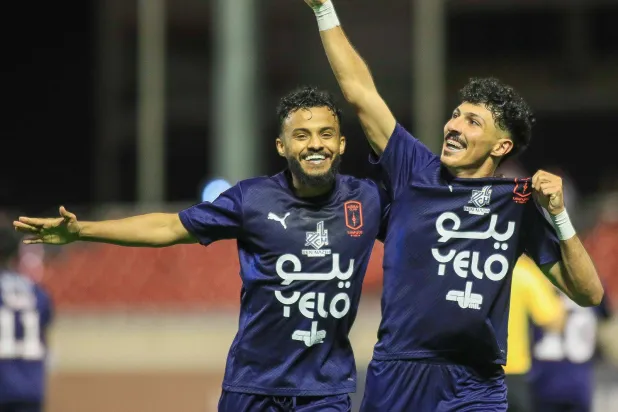أبها يعود إلى دوري الكبار بثنائية الشمري… ويؤكد الصدارة