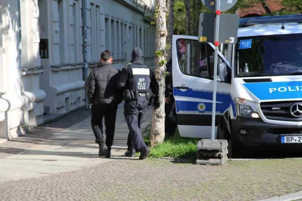 شبكة تهريب في ألمانيا تستخدم تصاريح إقامة لاجئين سوريين