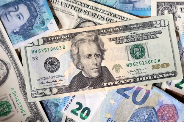 الدولار يحوم حول أعلى مستوياته في أسبوع وسط شكوك بشأن الهدنة