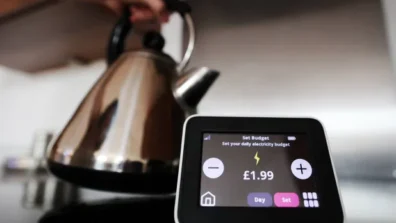 التضخم السنوي في بريطانيا يقفز إلى 3.3 % مع بدء ظهور آثار الحرب