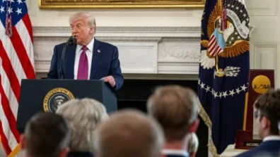 ترمب: إيران «تنهار مالياً» جراء إغلاق مضيق هرمز