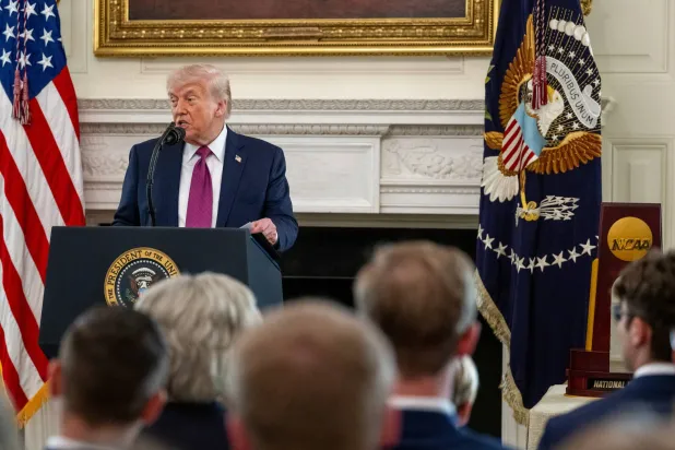 ترمب: إيران «تنهار مالياً» جراء إغلاق مضيق هرمز