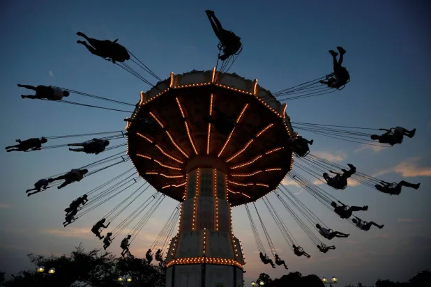 مأساة في مدينة ملاهي: احتجاز عاملة داخل لعبة يؤدي إلى وفاتها