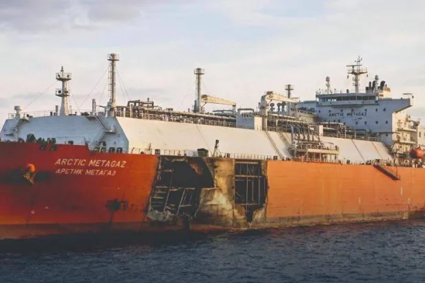 تحذيرات في ليبيا بعد خروج ناقلة الغاز الروسية عن السيطرة