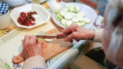 الطبخ المنزلي… وقاية من الخرف لدى كبار السن