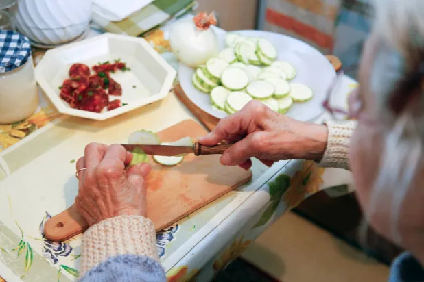 الطبخ المنزلي… وقاية من الخرف لدى كبار السن