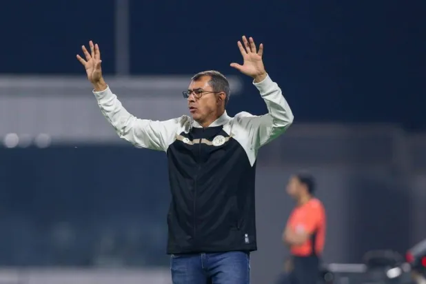 كاريلي مدرب ضمك: لم أنشغل بالهلال