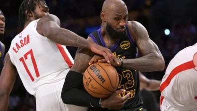 «إن بي إيه»: جيمس يضرب بقوة في مستهل «مواجهة الأساطير» مع دورانت