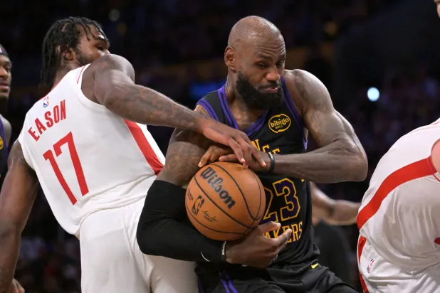 «إن بي إيه»: جيمس يضرب بقوة في مستهل «مواجهة الأساطير» مع دورانت