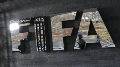 «فيفا» يدرس تنظيم إقامة مباريات الدوريات الوطنية خارجياً بقيود صارمة