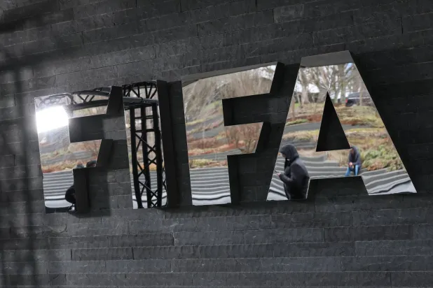 «فيفا» يدرس تنظيم إقامة مباريات الدوريات الوطنية خارجياً بقيود صارمة