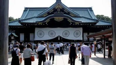 كوريا الشمالية تنتقد تقديم رئيسة وزراء اليابان قرباناً لضريح ياسوكوني