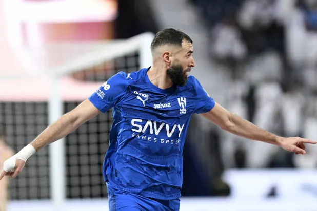 بنزيمة يفتح باب «العودة الكبرى» لـ«الديوك»